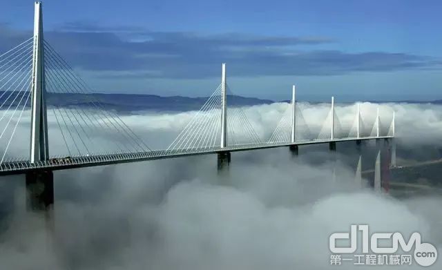 法国著名的Millau Viaduc米洛高架桥