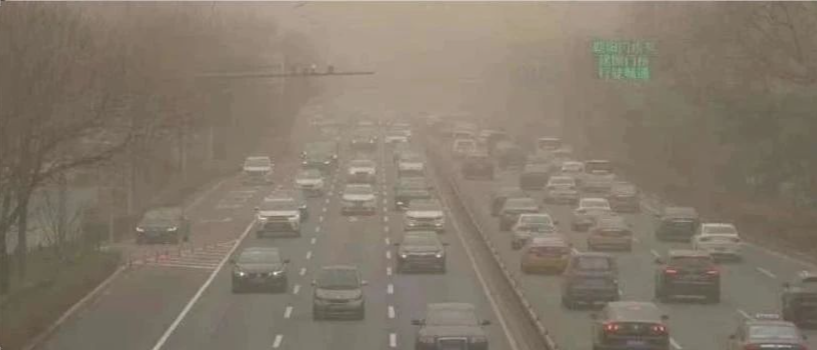 沙尘下的城市交通（图片来源于凤凰网）