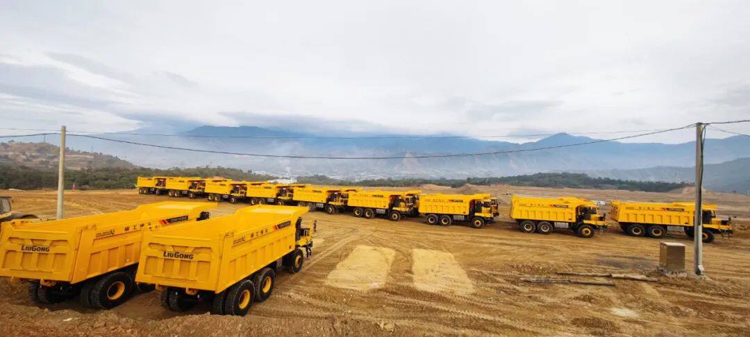 数十台柳工DW105A矿用宽体车在西北地区某大型露天煤矿场交付客户