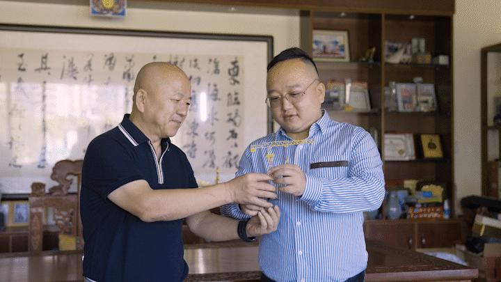 广东亮剑董事长唐洪亮（左）与总经理唐逍