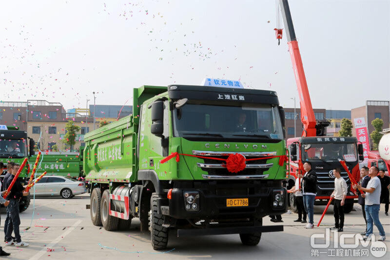 上汽红岩新型智能渣土车