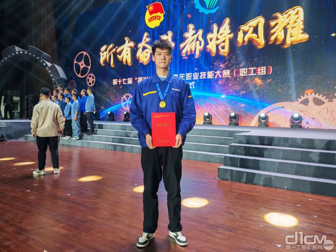 来自徐工随车的姚咏琪以第一名的成绩夺得铣工项目全国总冠军