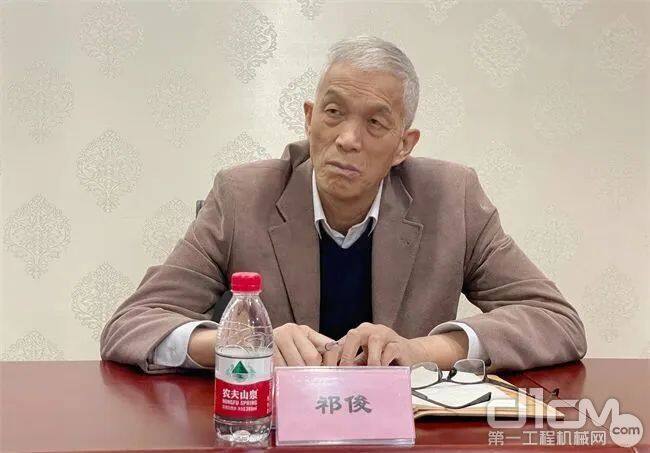 中国工程机械工业协会名誉会长兼特别顾问祁俊