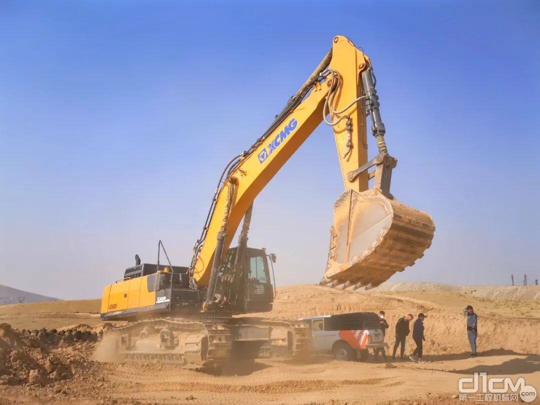 徐工高端大吨位挖掘机乌兹别克斯铜矿施工