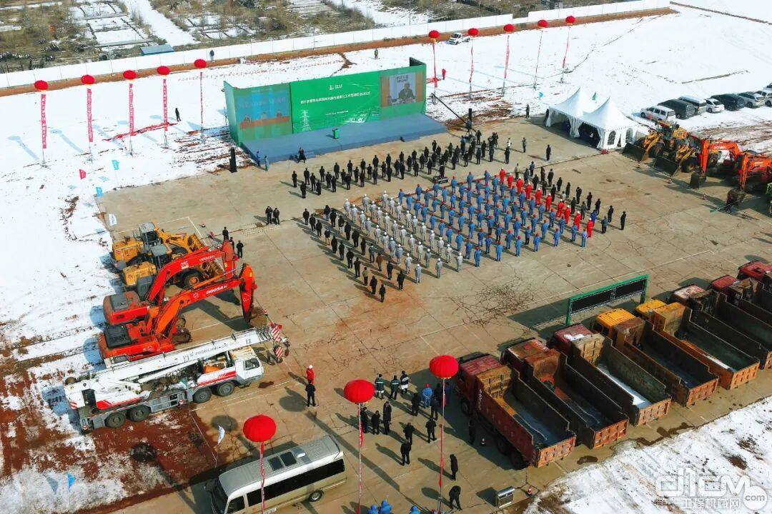 ▲内蒙古鄂尔多斯市风光融合绿氢示范项目启动现场