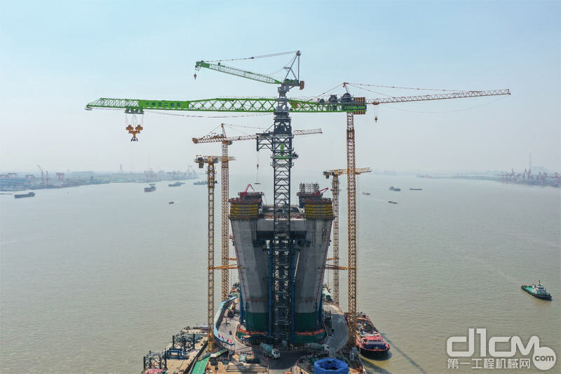 △中联重科打造的全球首台万吨米级塔机在常泰长江大桥施工