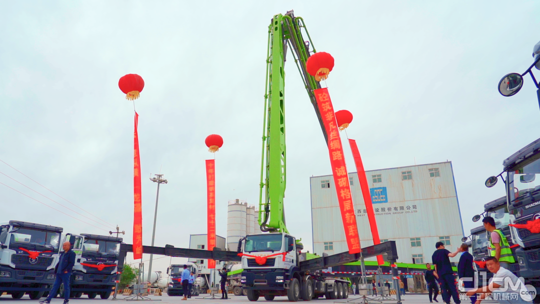 中国首台搭载轻型高科技材料的5桥55t级最长臂架泵车