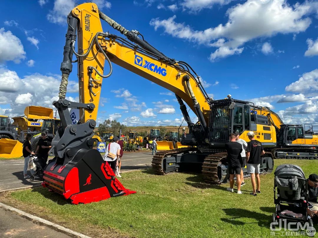 XE490DK挖掘机装配专为澳大利亚地区定制的红黑相间“袋鼠铲斗”
