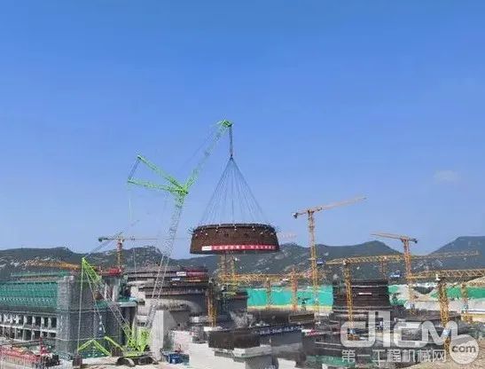 江苏田湾核电7号机组穹顶球带吊装施工现场拍图