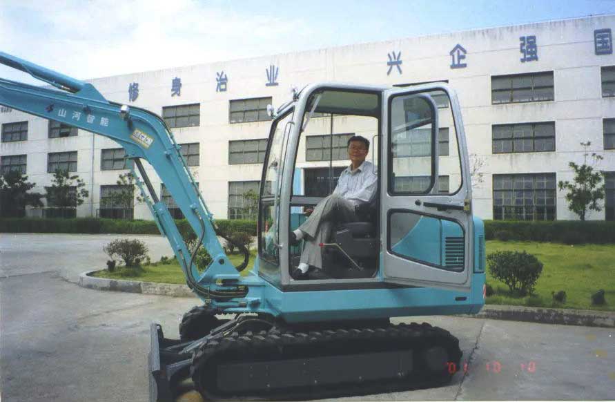 2001年10月，山河智能第一台挖掘机下线