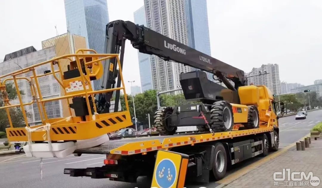 柳工最新26米产品LT26JE可用平板拖车运输