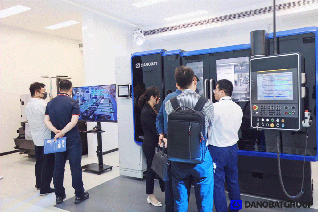 达诺巴特集团上海卓越中心配置了集团旗下品牌的多台代表性设备样机，包括内外圆磨床、无心磨床、高精度硬车车床和镗铣加工中心，可供用户直观地感受加工流程，提供实切、测试服务