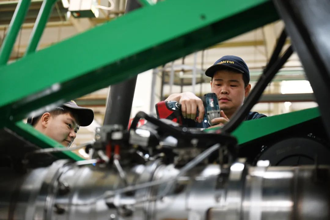 6月2日，山推工程机械股份有限公司工人在进行装配作业