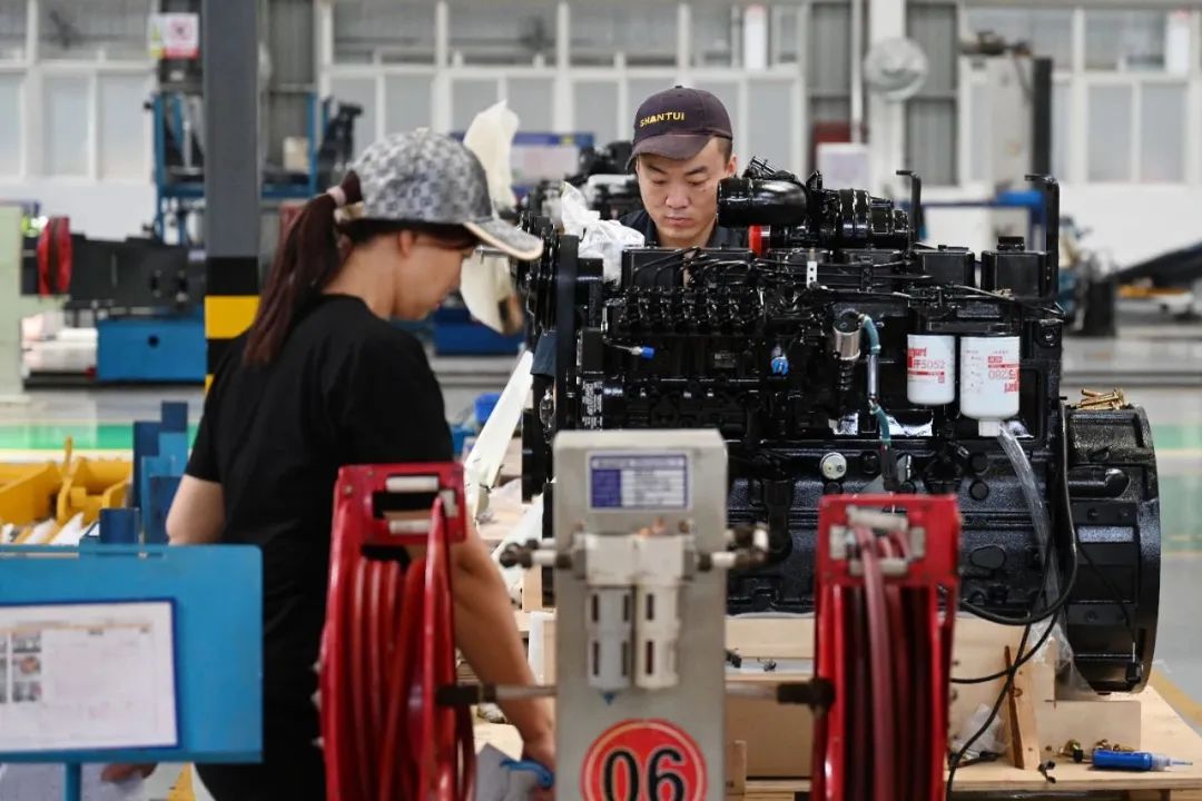6月2日，山推工程机械股份有限公司工人在进行装配作业