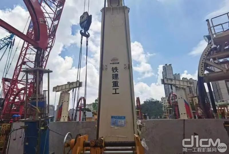 国产首台复合型沉井式竖井机“未来号”施工现场