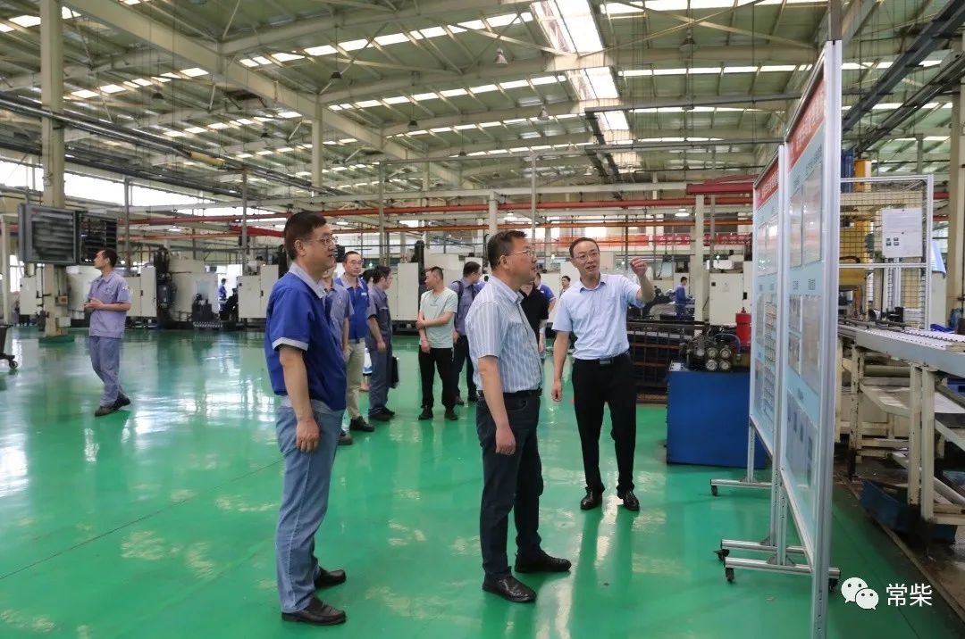 黎彬（前右二）一行在公司领导陪同下参观机加工厂试制车间现场