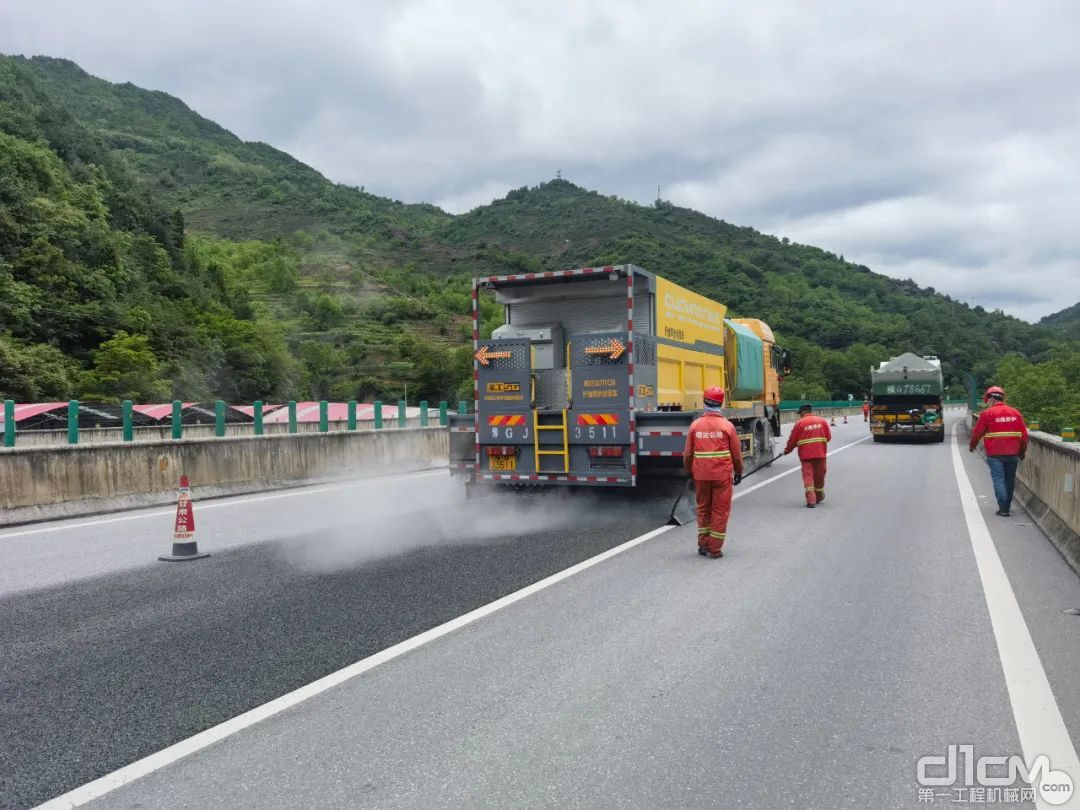高远圣工“黄金甲”橡胶沥青纤维同步碎石封层车助力甘肃高速公路建设