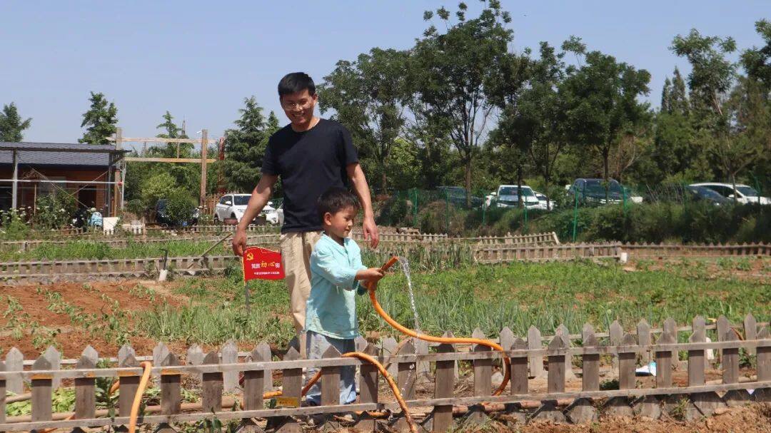 凌宇党员带领少年儿童参与深耕播种