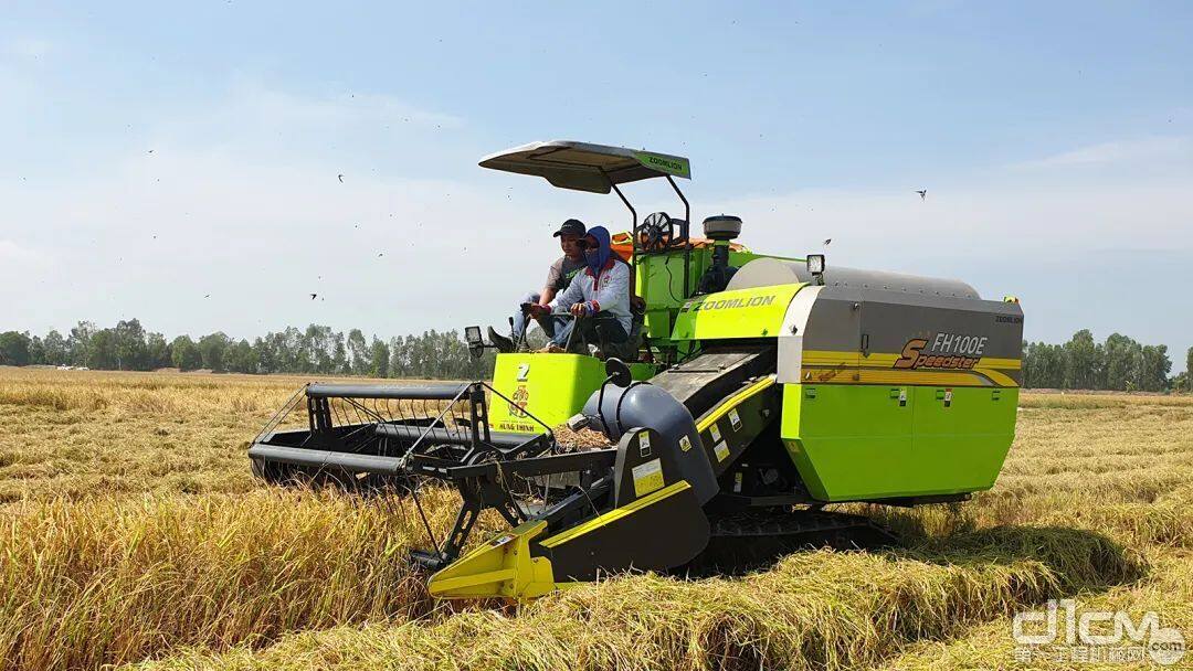 ▲中联重科FH100E水稻机在非洲作业