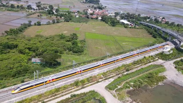 6月22日，在印度尼西亚万隆，综合检测列车行驶在雅万高铁上。新华社记者 徐钦 摄