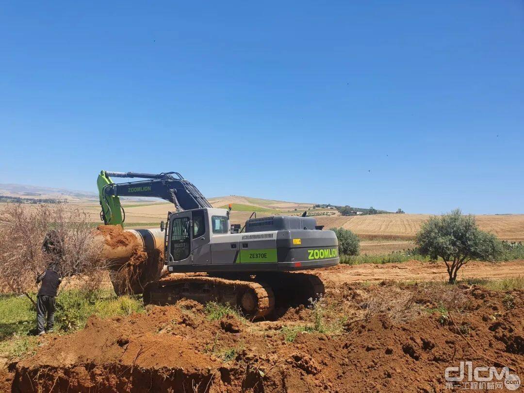 ▲中联重科挖掘机ZE370E在非洲施工现场