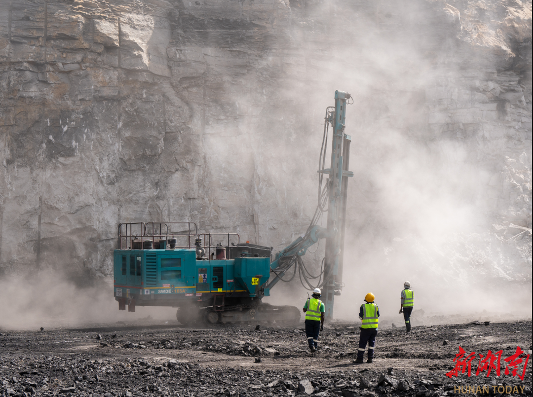 4月27日，南非普马兰加省某煤矿，山河智能液压凿岩钻机正在作业