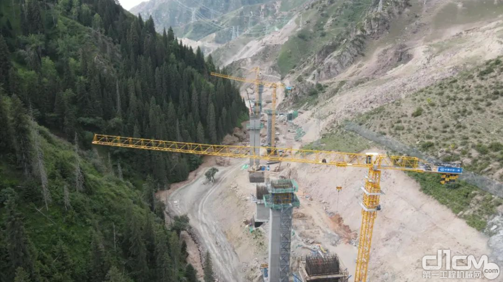 ▲中联重科R代塔机在新疆助建公路大桥项目