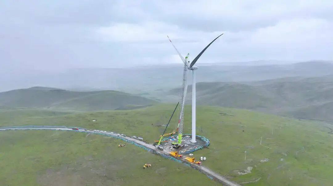 ▲中联重科起重机吊装西藏最大风电项目首台风机