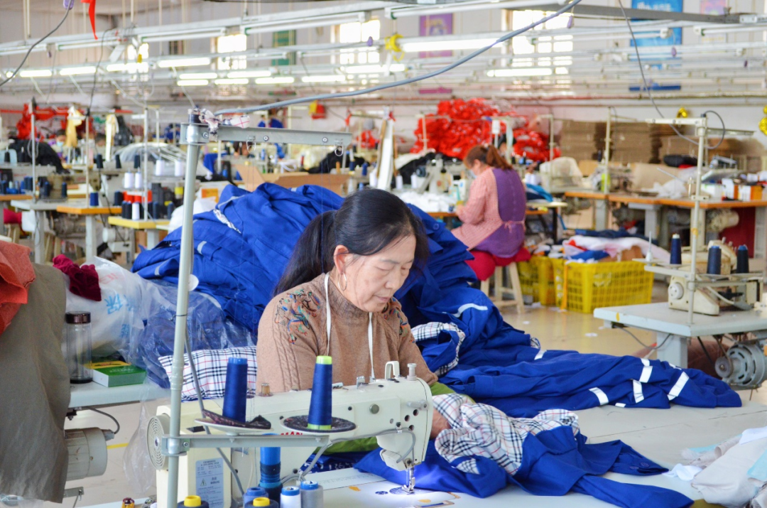 正在为中国铁建缝制工装的工厂工人