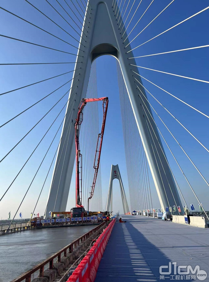 图 | 项目部采用了世界一流的泵送技术和设备，有力地保证了大桥混凝土浇筑的效率和质量