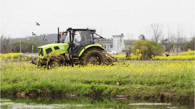 现代化的拖拉机“犁开沃野千重浪”，让繁重辛苦的耕整作业变得轻松又高效。