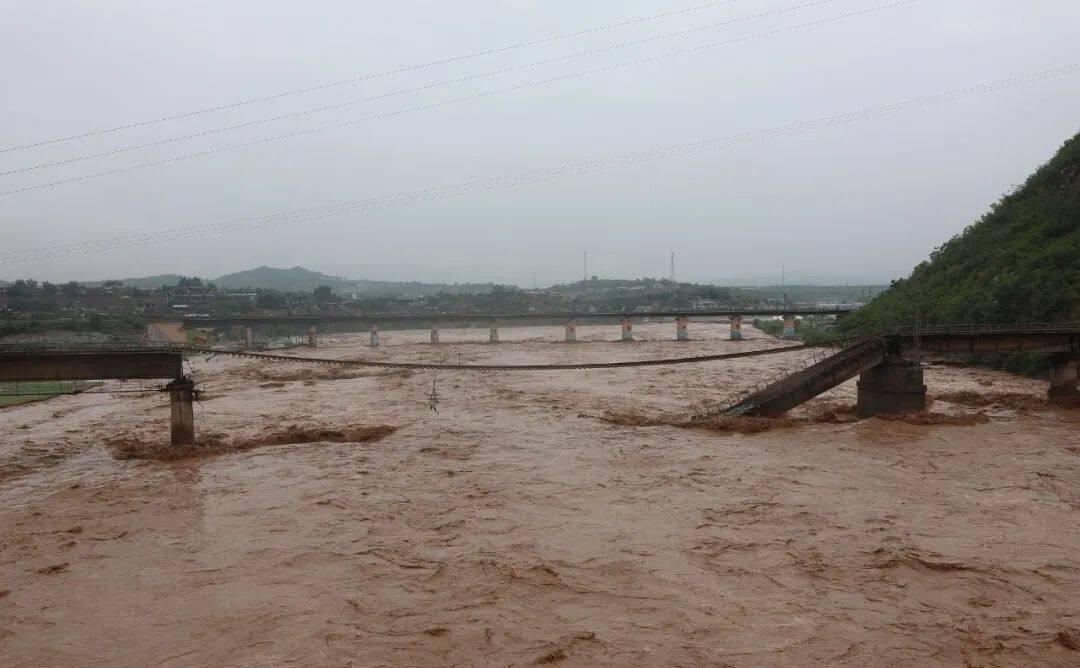 河北石家庄井陉县境内的甘陶河正在泄洪