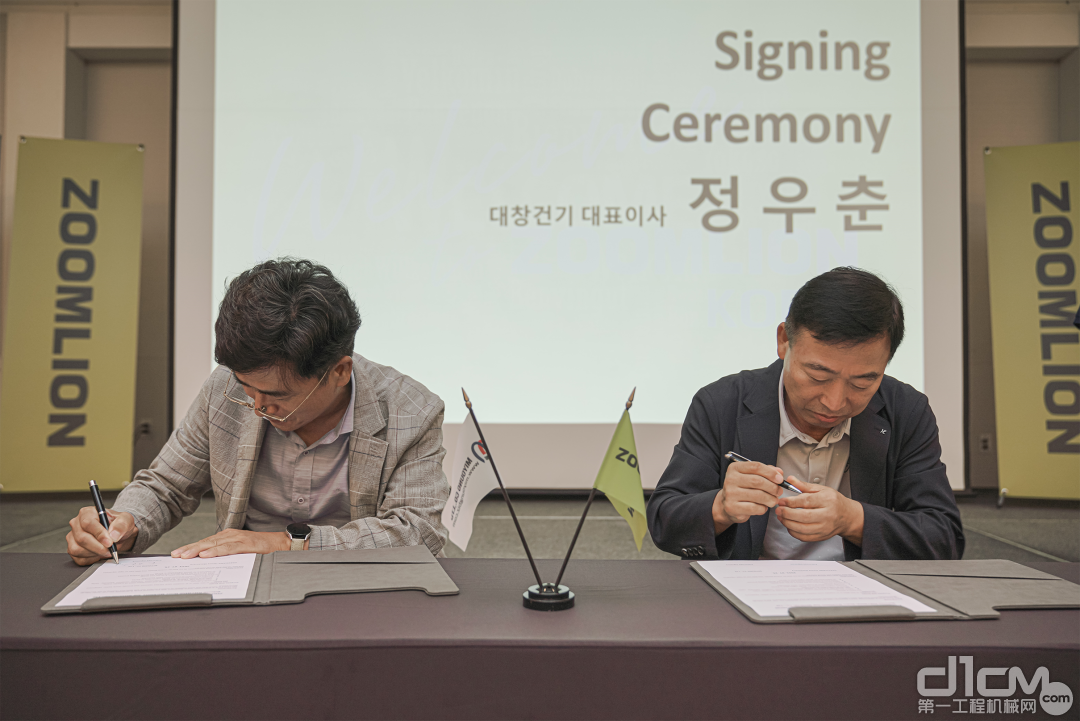 韩国MIYOUNG总经理Mr.Cho先生与现场购车客户签订合同