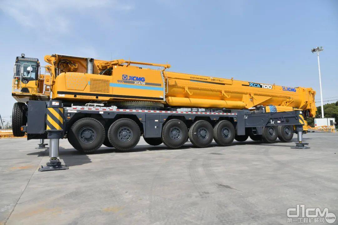 快看徐工xca700全地面起重机背着超起作业啦