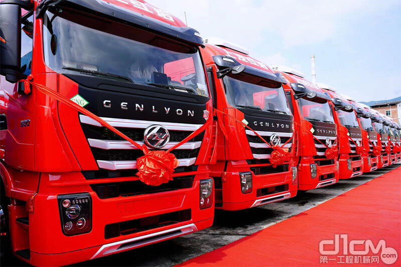 上汽红岩100台CNG牵引车交车暨战略合作签约仪式在重庆开州隆重举行
