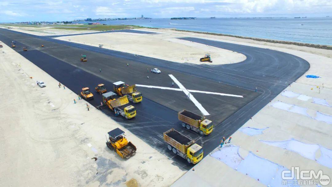 陕建机股份摊铺机在马尔代夫马累机场建设中