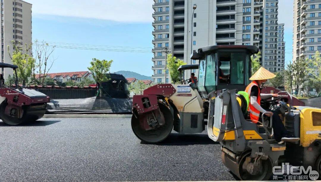 戴纳派克CC6200大型双钢轮和CC1200小型双钢轮压路机施工现场