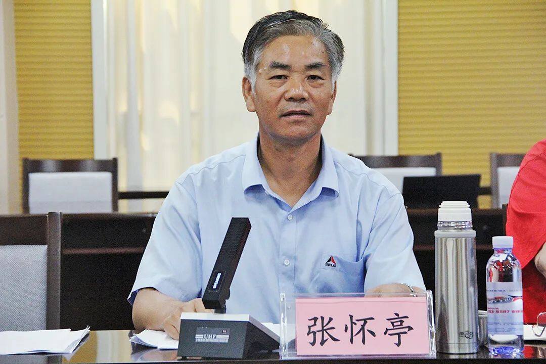 审查专家组组长张怀亭主持标准审查工作