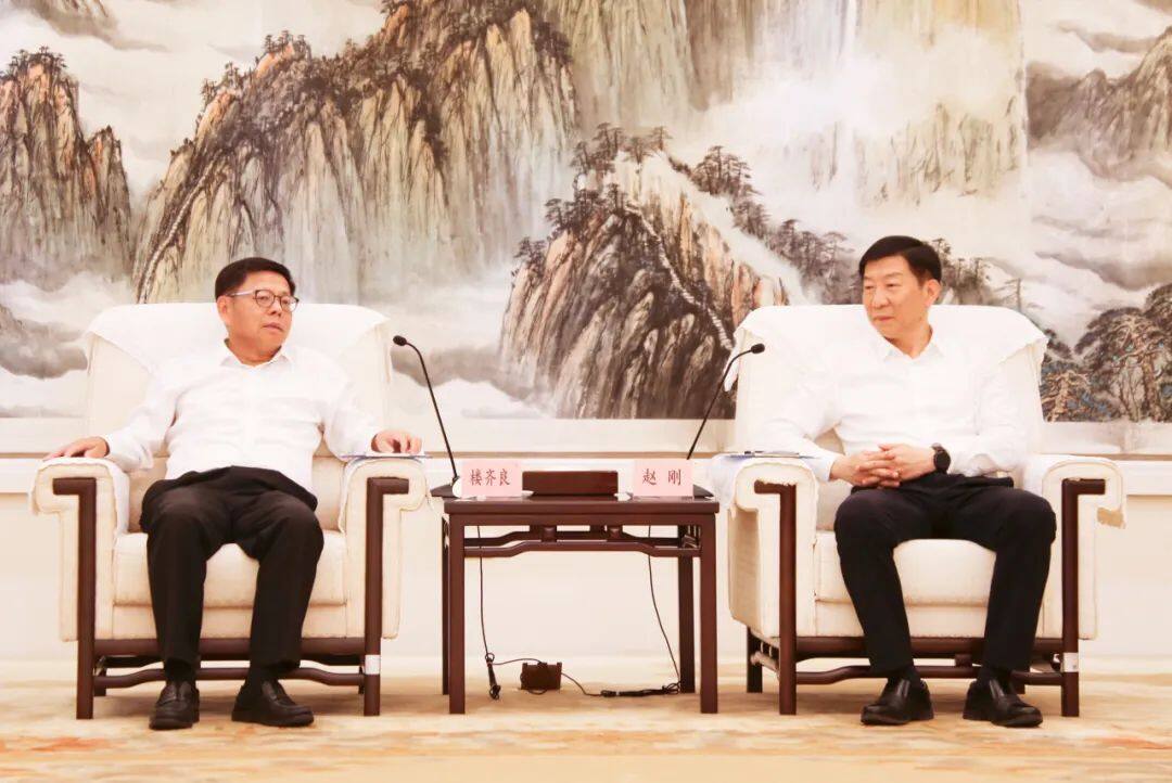 中国中车总经理（总裁）楼齐良在陕西省西安市与陕西省省长赵刚座谈交流