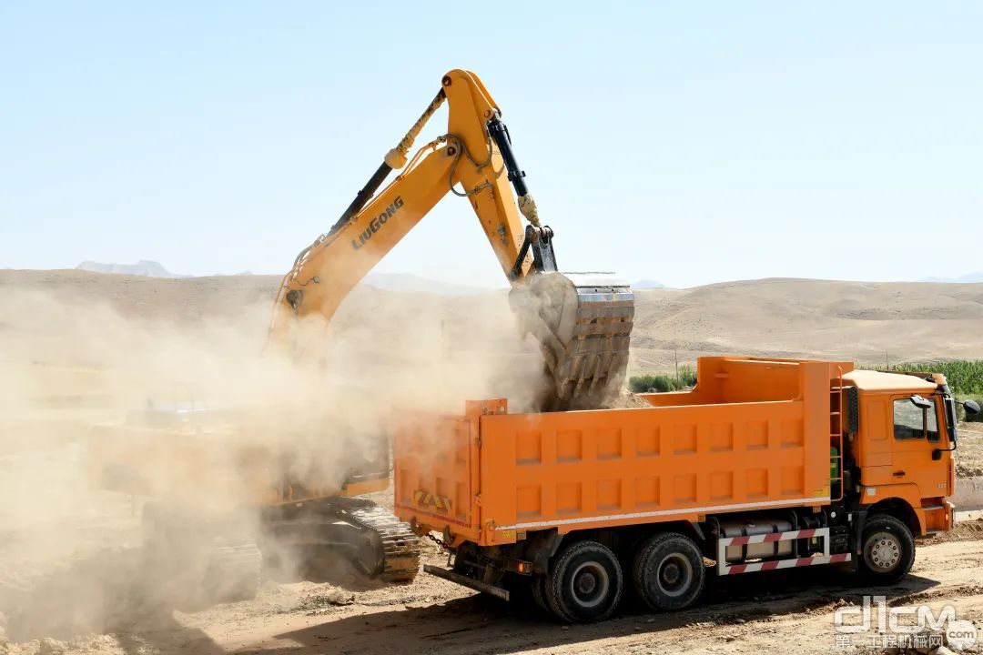柳工930E挖掘机正在进行道路路基沙土挖掘作业