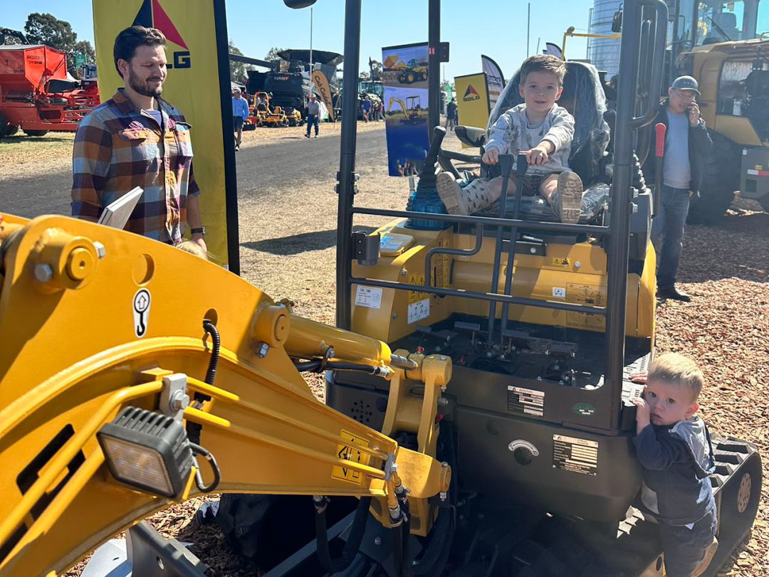 山东临工小挖系列产品亮相澳洲农业机械展