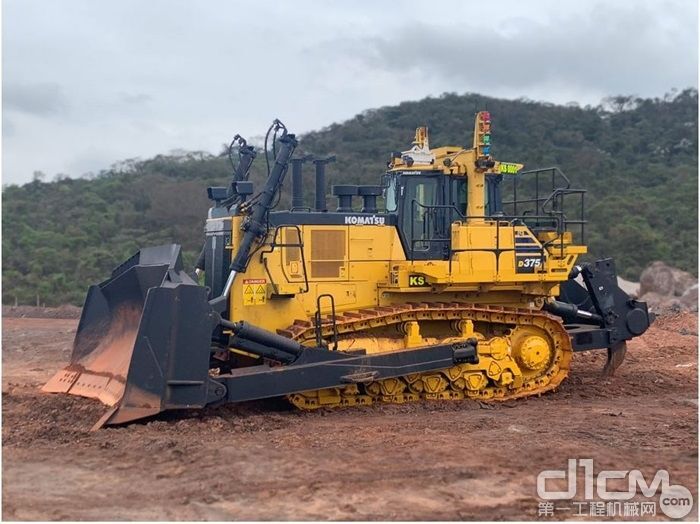 在巴西Minas-Rio铁矿山进行远程作业的D375Ai-8型推土机