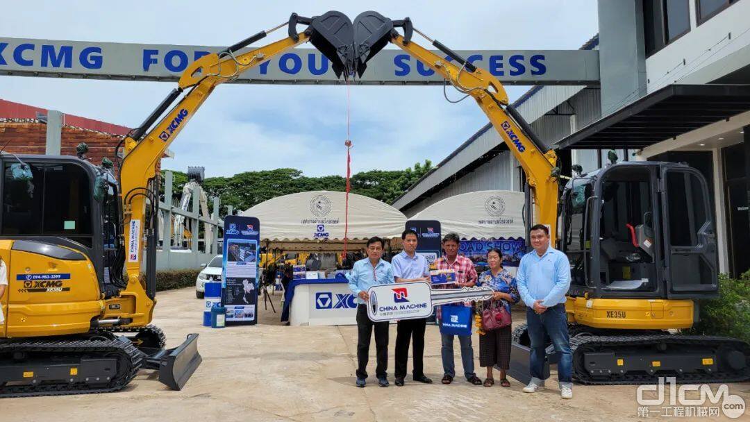 徐工XE35U微型挖掘机在泰国经销商孔敬府网点圆满交付成功