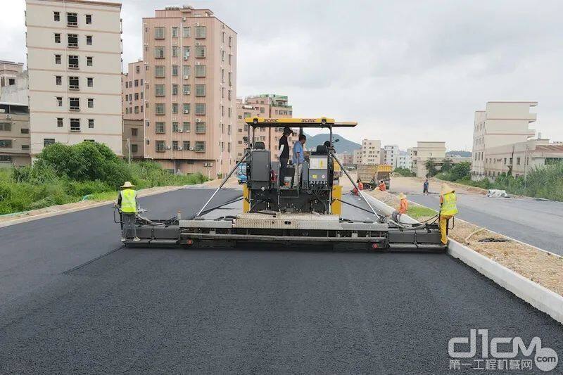 陕建机股份SUM7200D沥青混凝土摊铺机施工现场