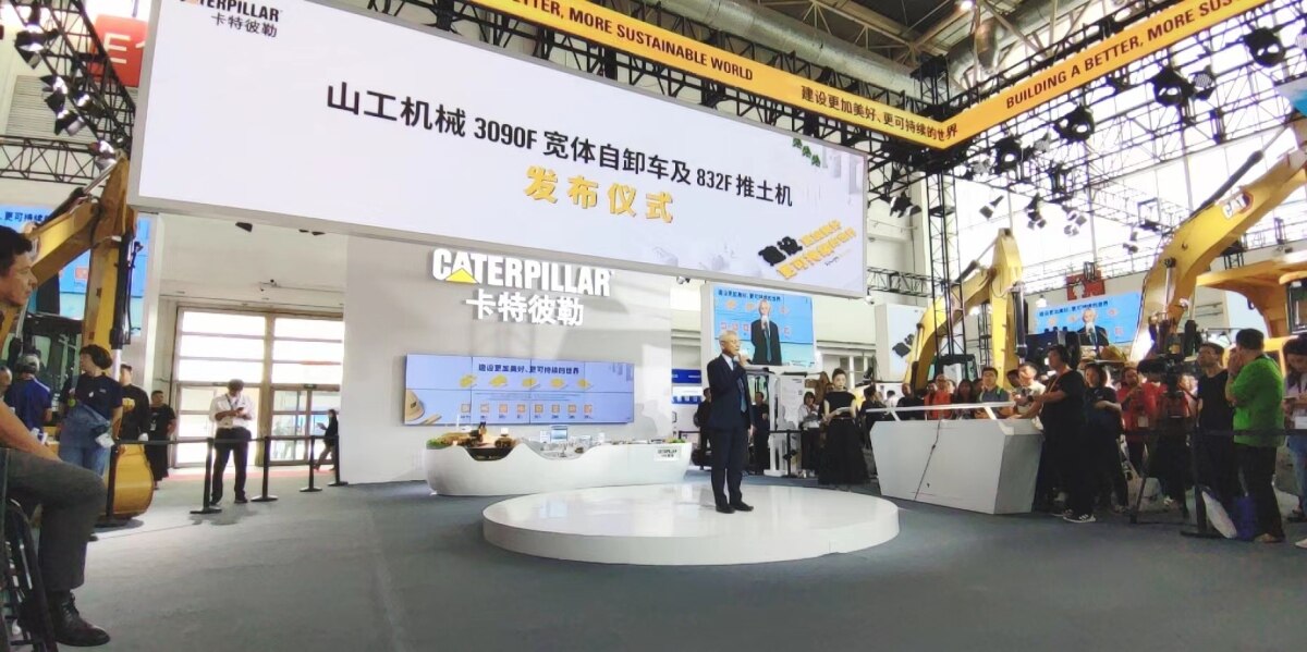 卡特彼勒全球高级副总裁杨程建在新品发布上致辞