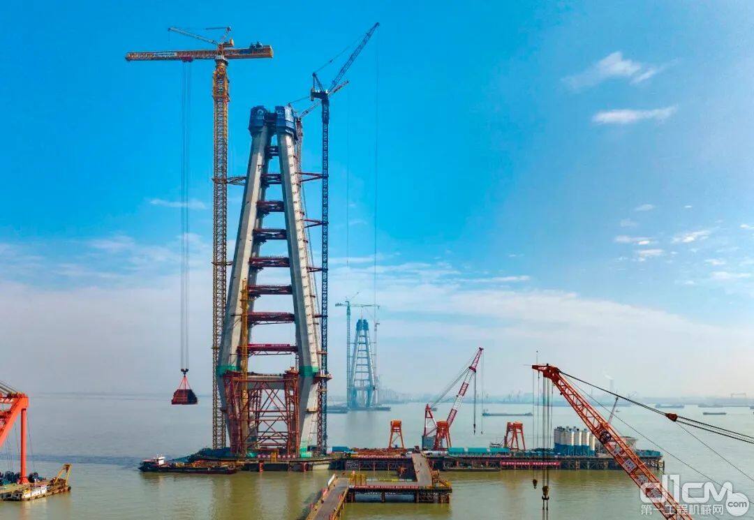 徐工XGT15000-600S在常泰长江大桥建设现场