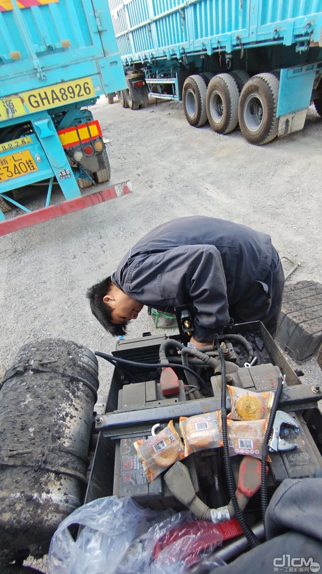 三一电动重卡服务工程师为客户修理车辆