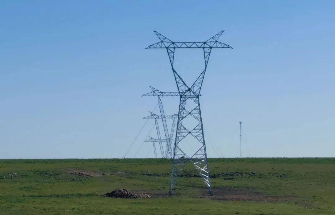 乌拉圭500千伏输变电环网闭合项目完成两型铁塔组立