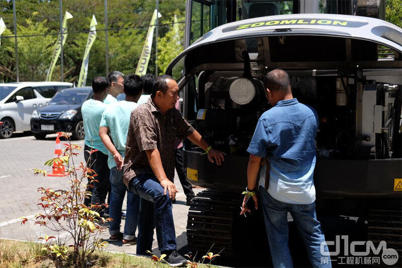 ▲开业仪式现场客户看车、试驾