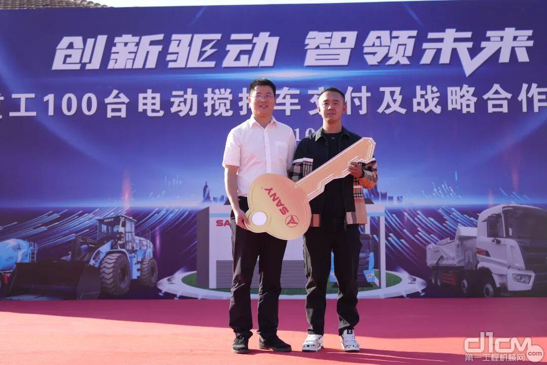 山西晋湘伟业工程机械有限公司营销总经理华珺（左）